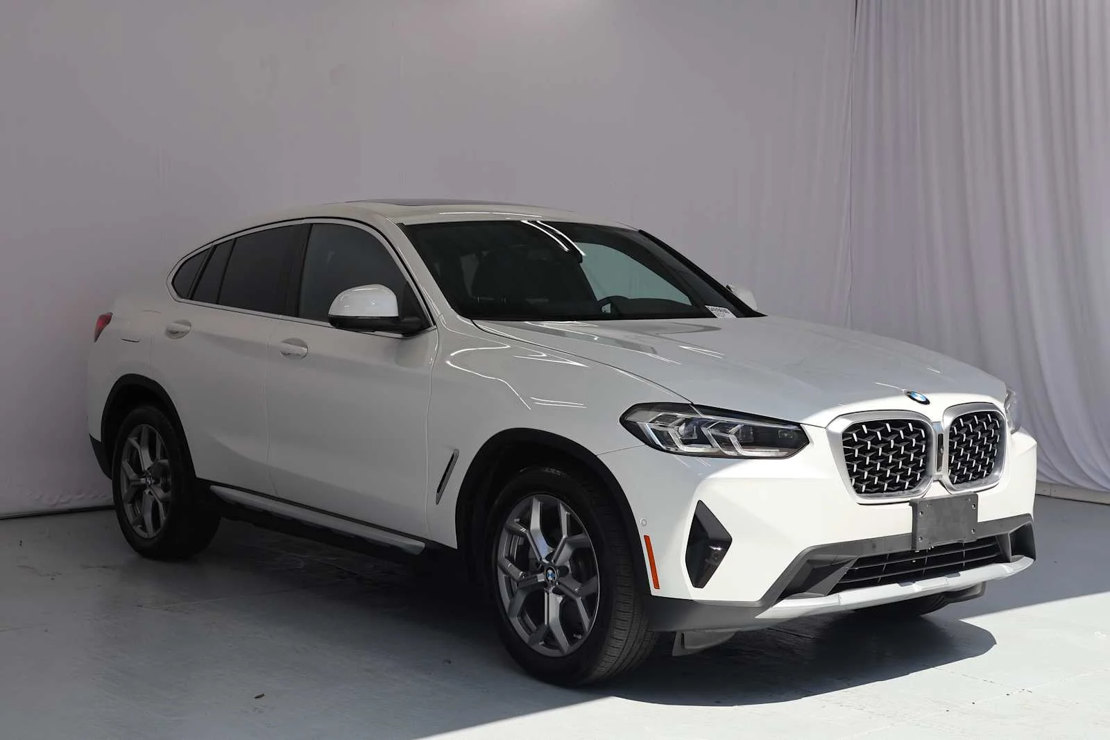 Certified Used 2025 Mineral White Metallic BMW xDrive30i image 3