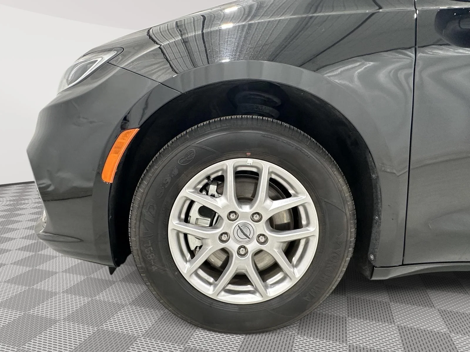 Used 2025 Diamond Black Crystal Pearlcoat Chrysler Select image 29