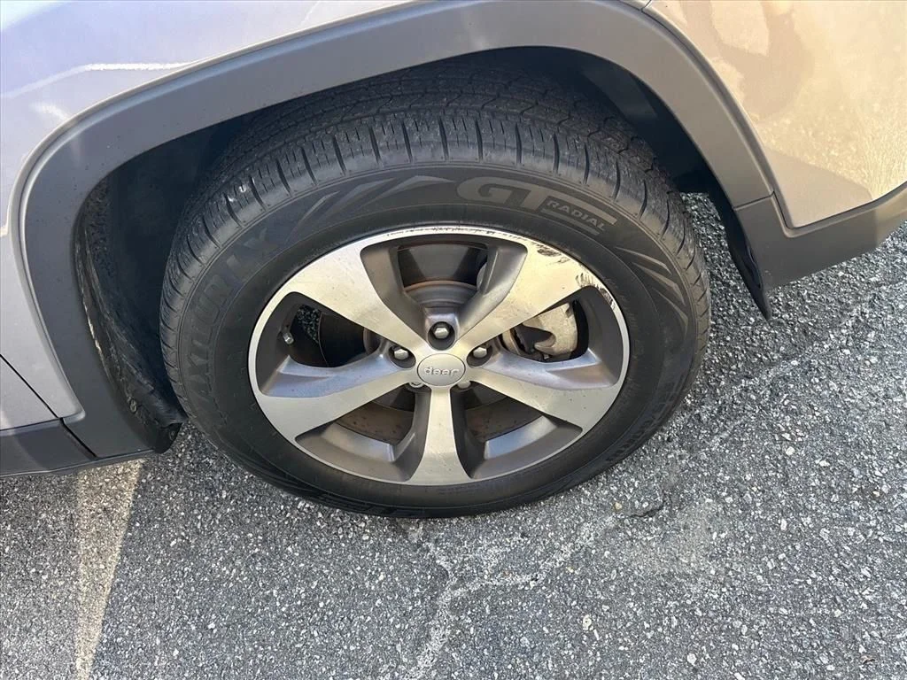 Used 2022 Silver Jeep Limited image 6