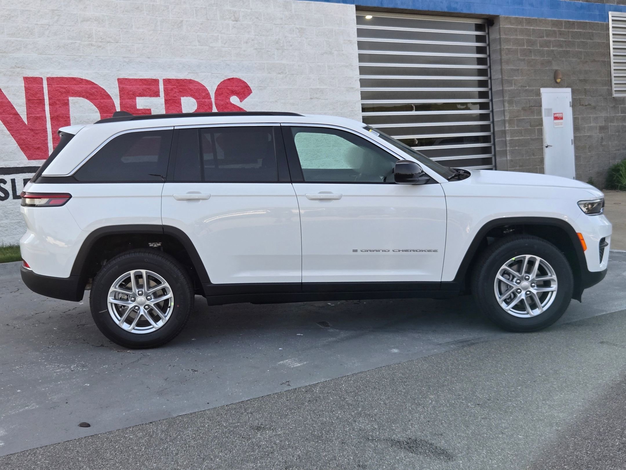 New 2026 Bright White Clear-Coat Exterior Paint Jeep Laredo image 8