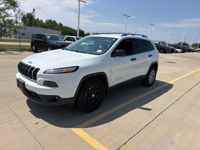 Used 2014 White Jeep Latitude image 3
