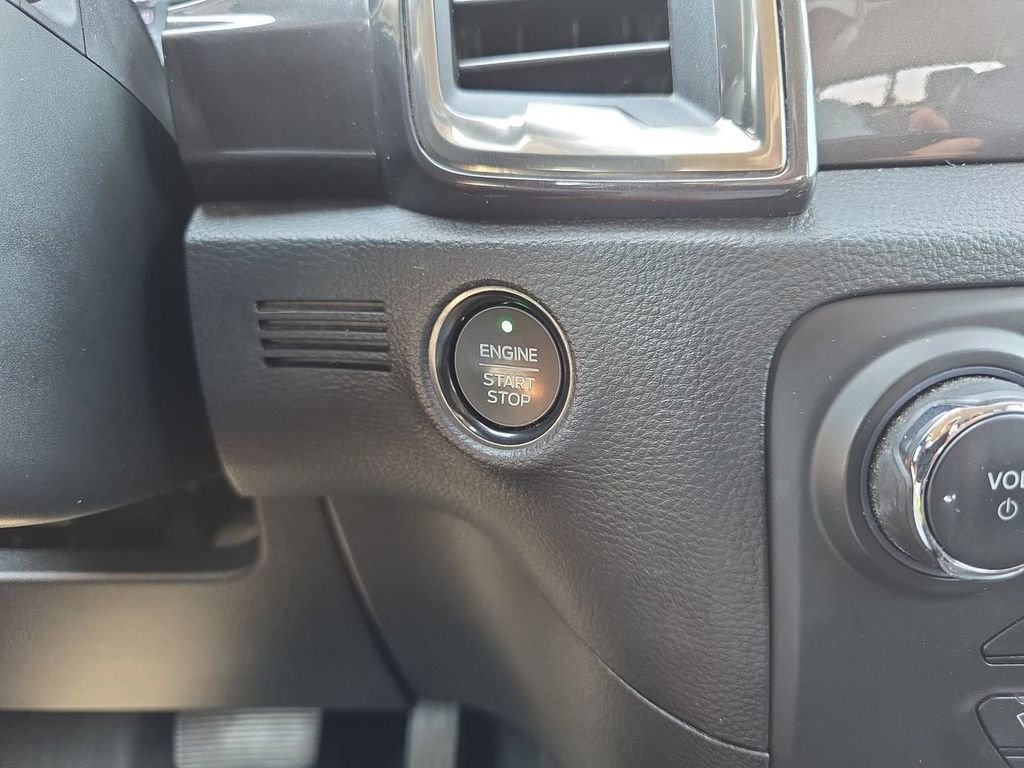 Used 2020 White Ford Lariat image 26