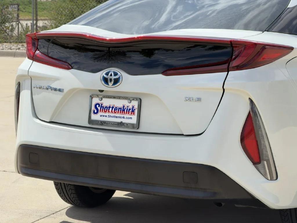 Used 2020 White Toyota XLE image 7