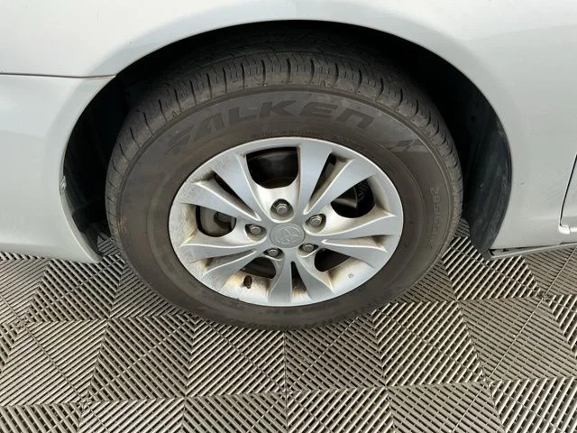 Used 2005 Silver Toyota LE image 9
