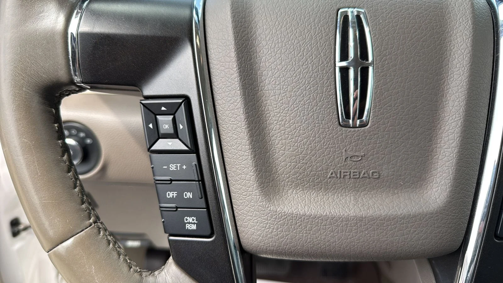 Used 2017 White Lincoln Select image 11