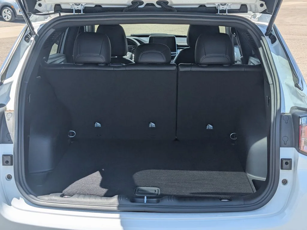 Used 2025 White Jeep Latitude image 9