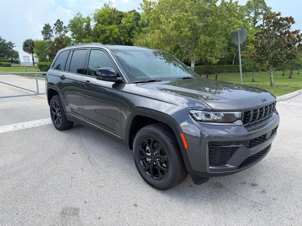 New 2026 Baltic Gray Metallic Clear-Coat Exterior Paint Jeep Laredo Altitude image 2