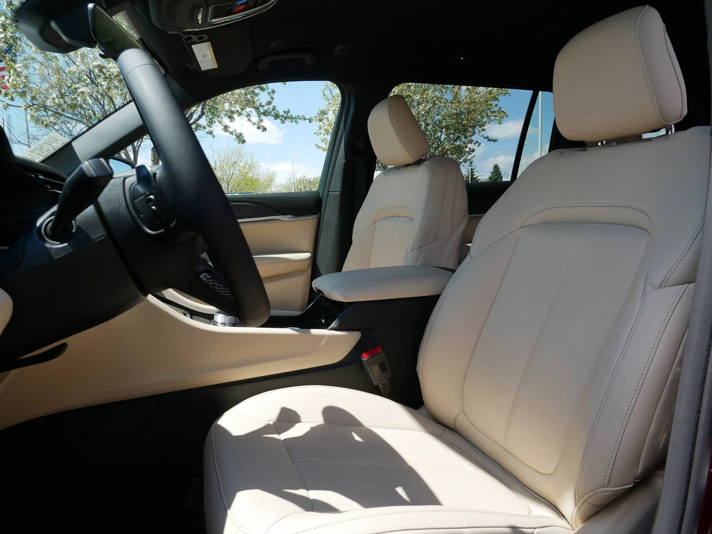 New 2026 Bright White Clear-Coat Exterior Paint Jeep Limited image 9