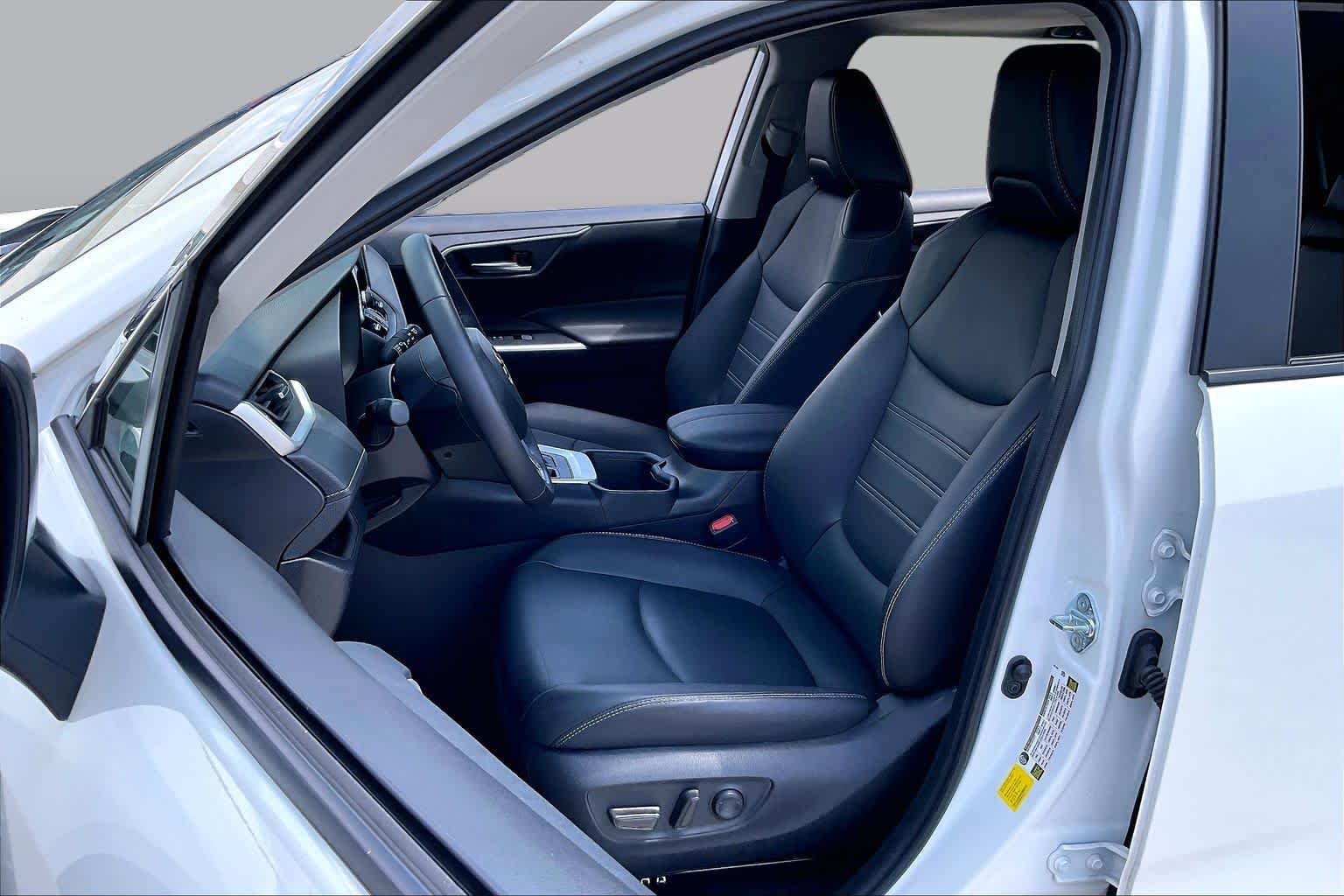 Used 2024 Wind Chill Pearl Toyota XLE Premium image 7