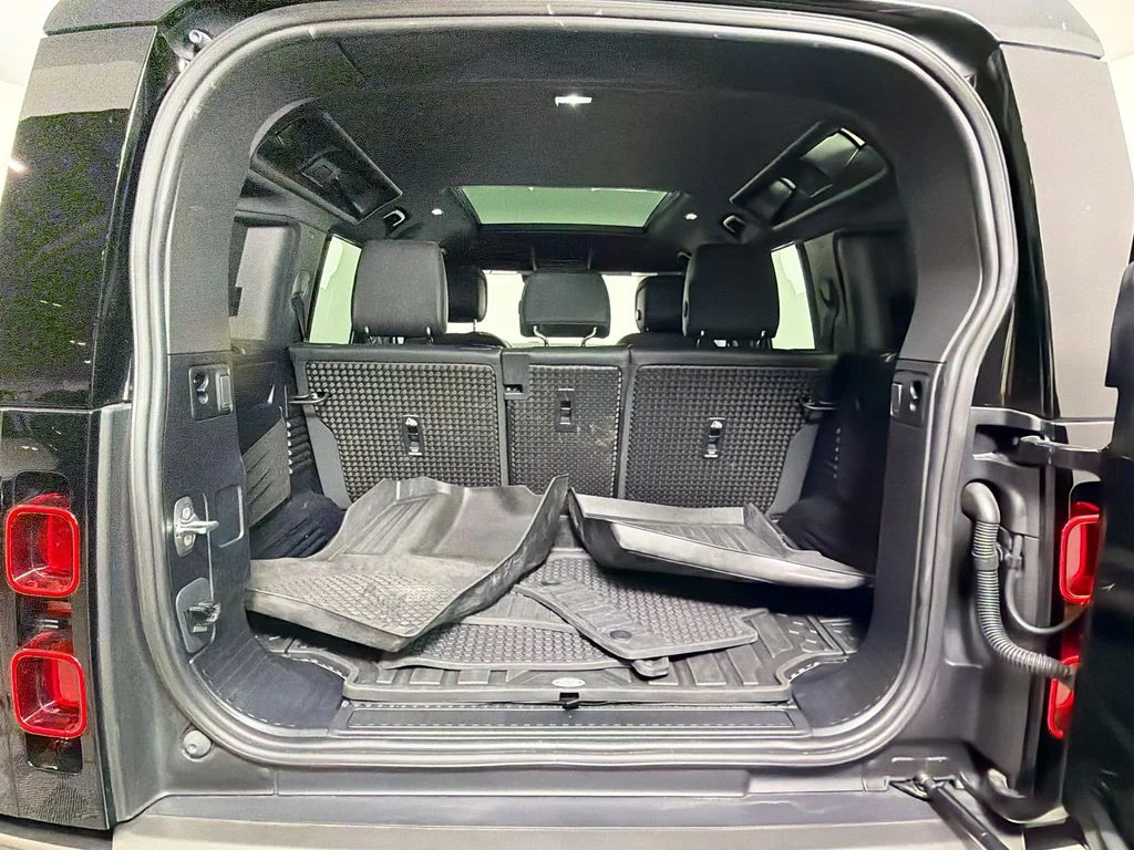 Used 2024 Black Land Rover X-Dynamic SE image 28