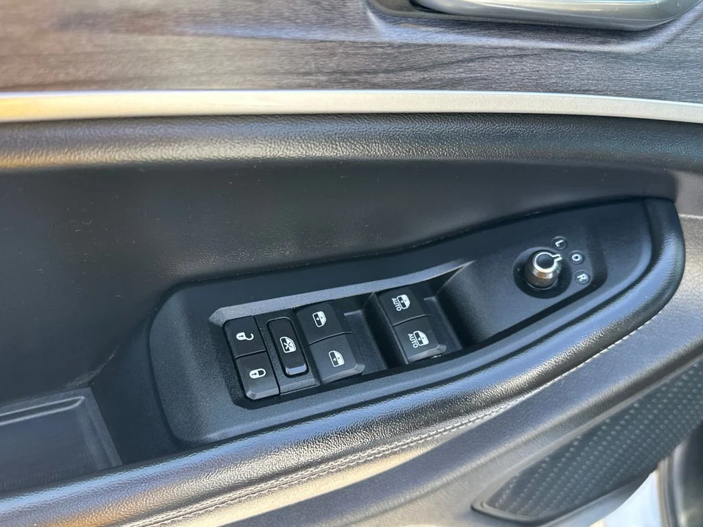 Used 2024 Silver Jeep Limited image 12