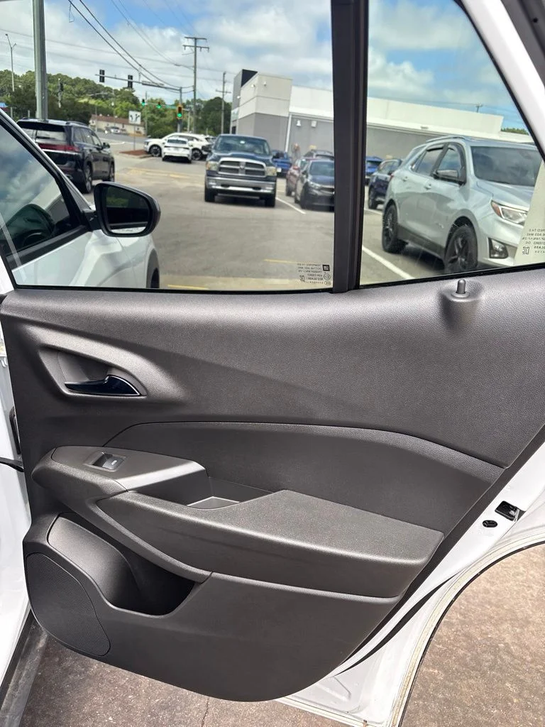 Used 2025 White Chevrolet 2RS image 25