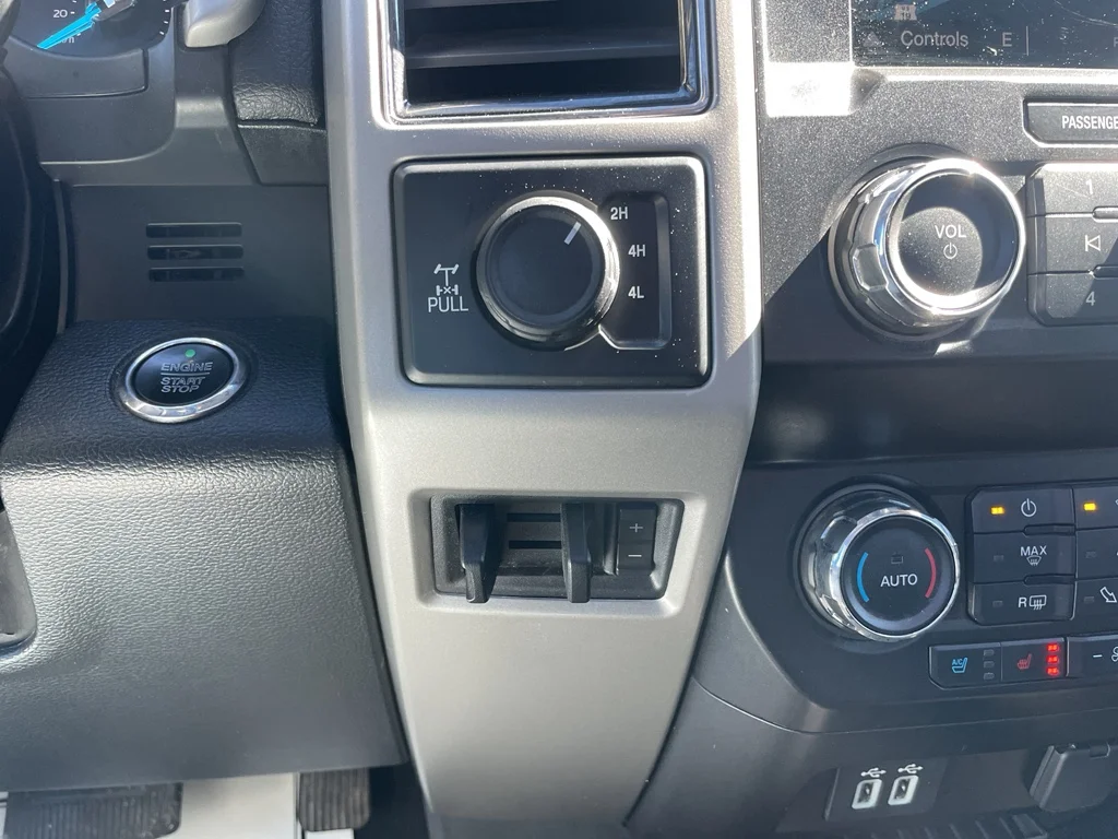 Used 2019 White Platinum Tri-Coat Metallic Ford LARIAT image 25