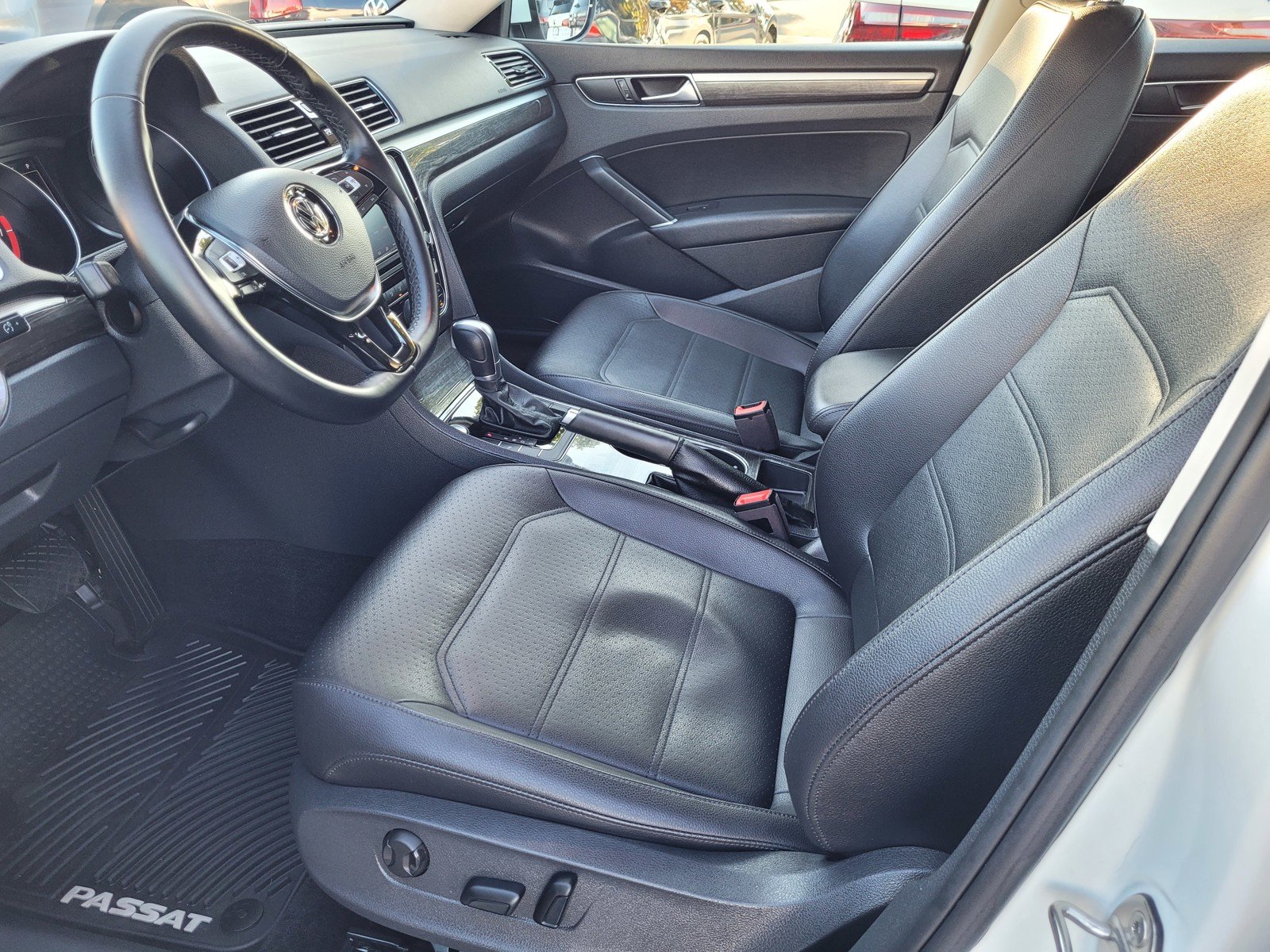 Used 2018 White Volkswagen 2.0T SE w/Technology image 20