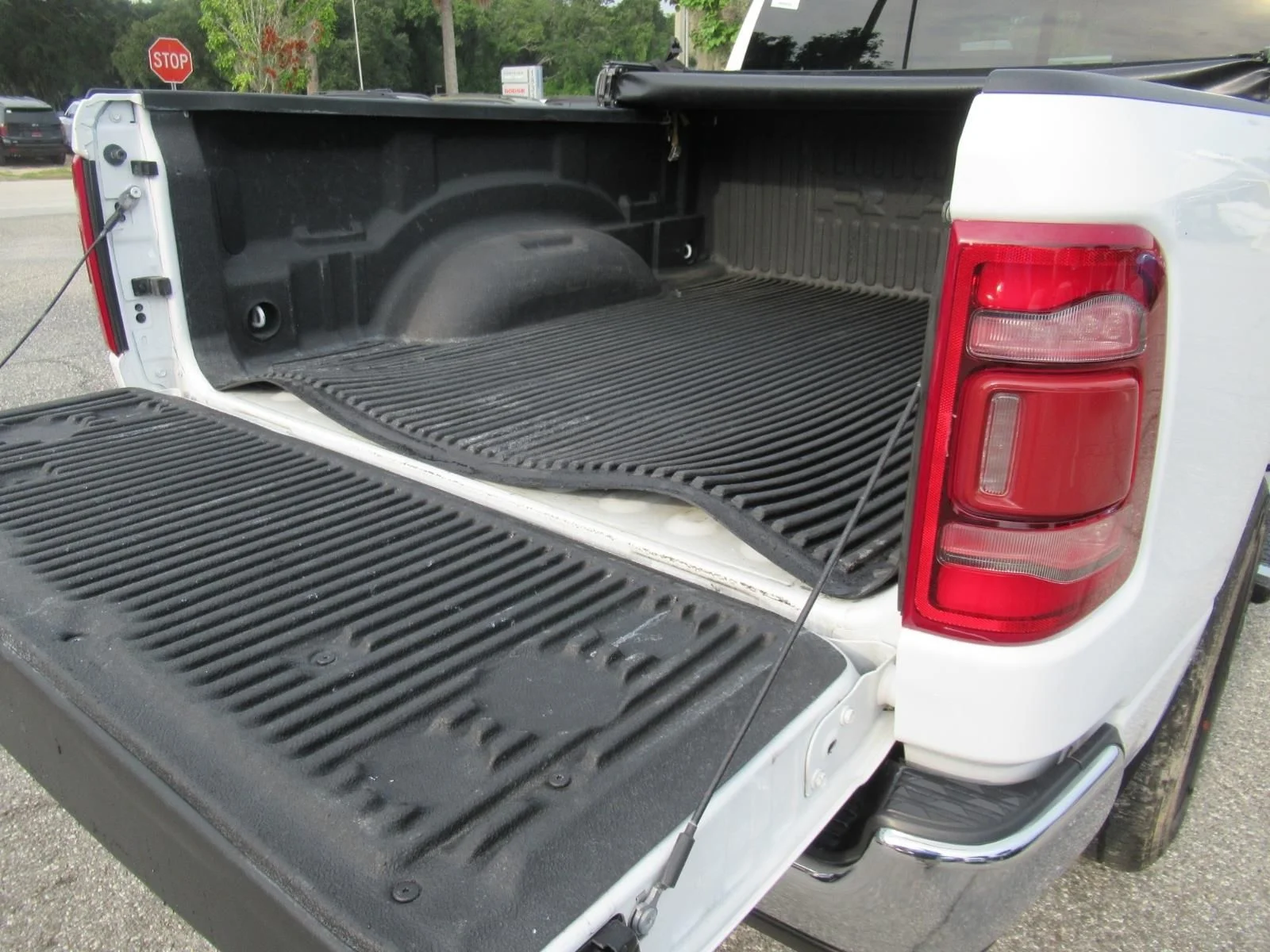 Used 2022 White Ram Big Horn/Lone Star image 9