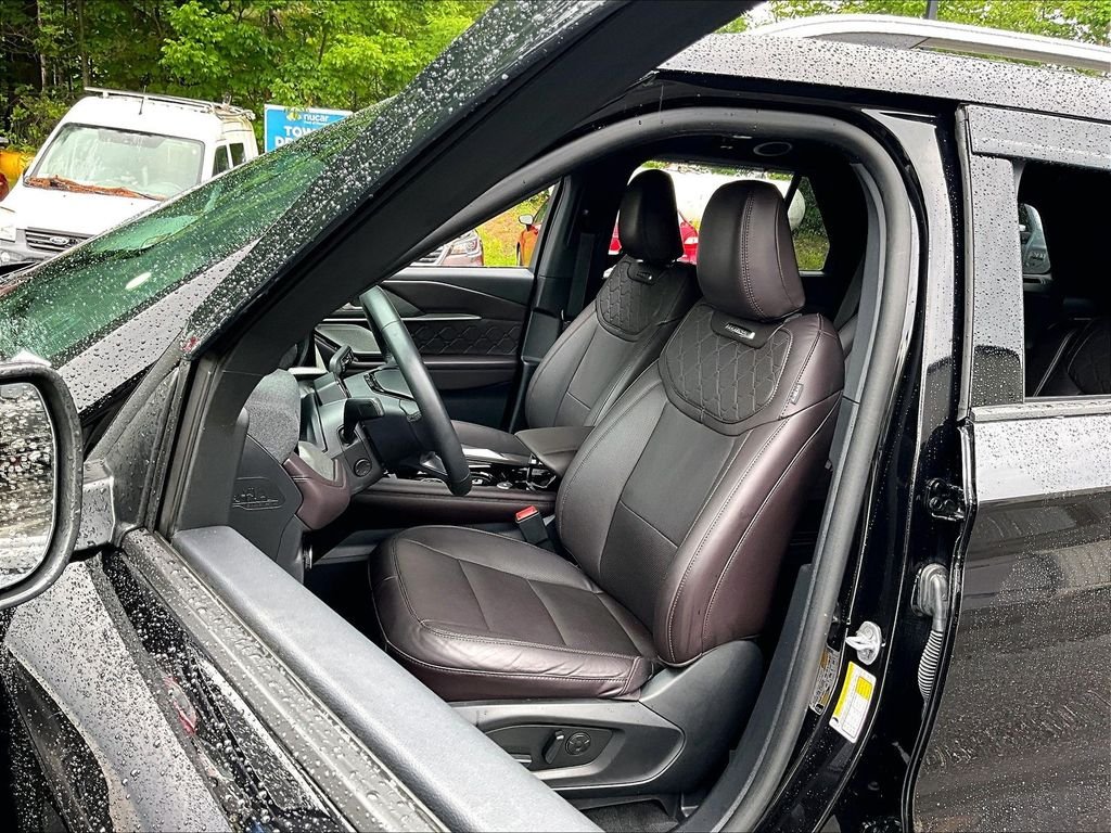 Used 2025 Black Metallic Ford Platinum image 10