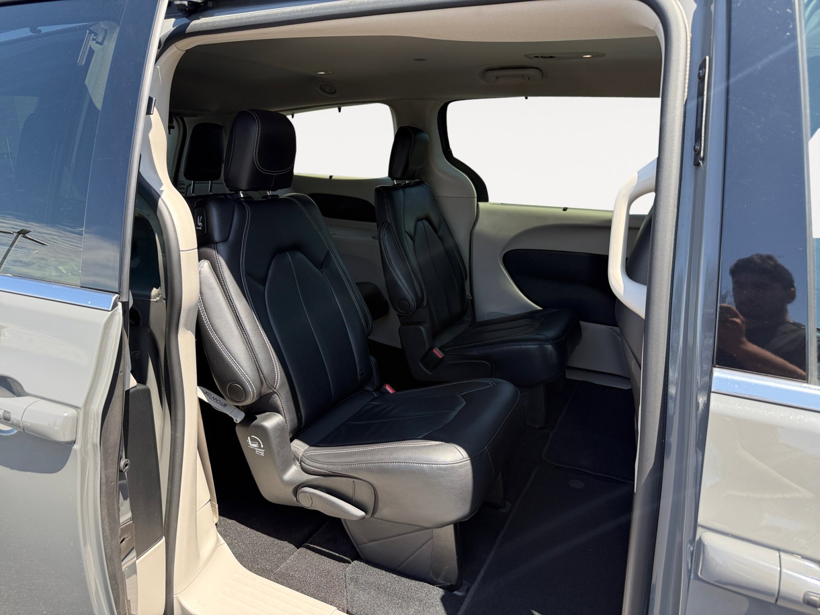 Used 2022 Ceramic Gray Clearcoat Chrysler Touring L image 18