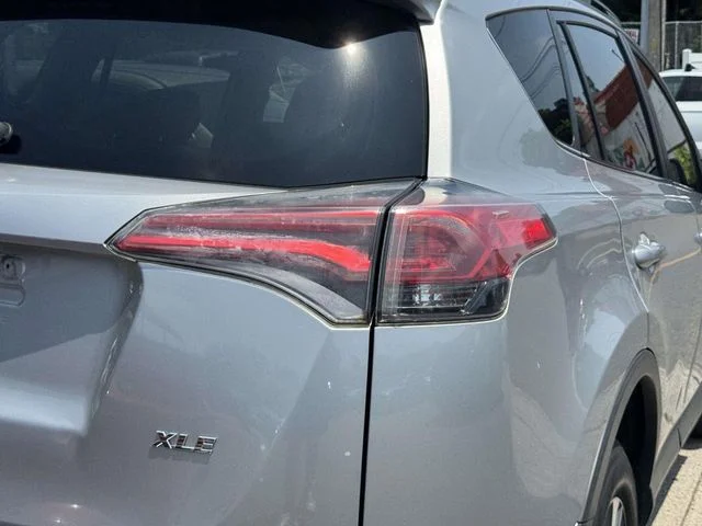 Used 2018 Silver Toyota XLE image 10