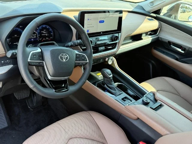 Certified Used 2025 WIND CHILL PEARL Toyota Platinum image 8