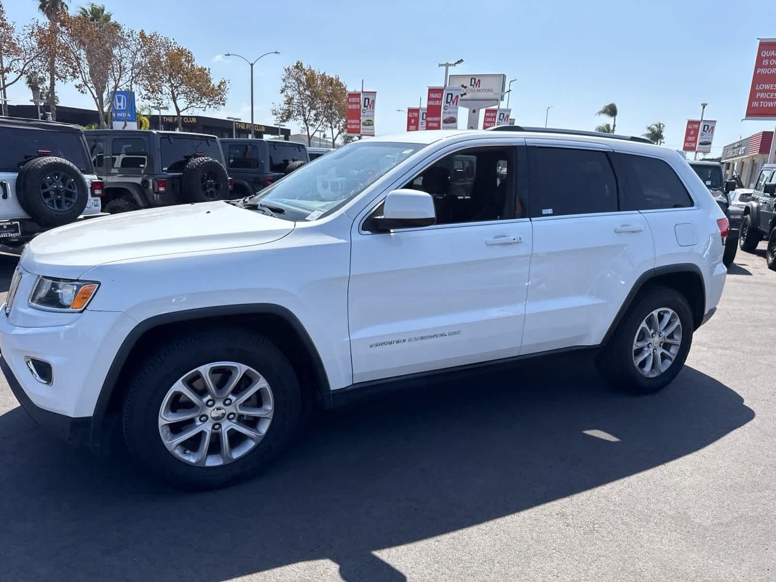 Used 2015 Bright White Clearcoat Jeep Laredo image 23