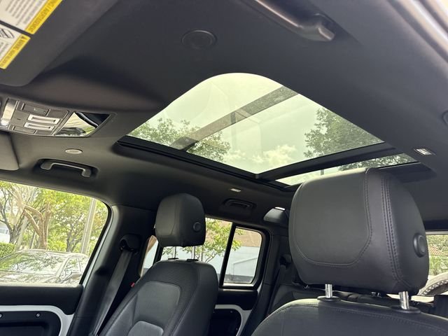 Used 2023 White Land Rover X-Dynamic SE image 22