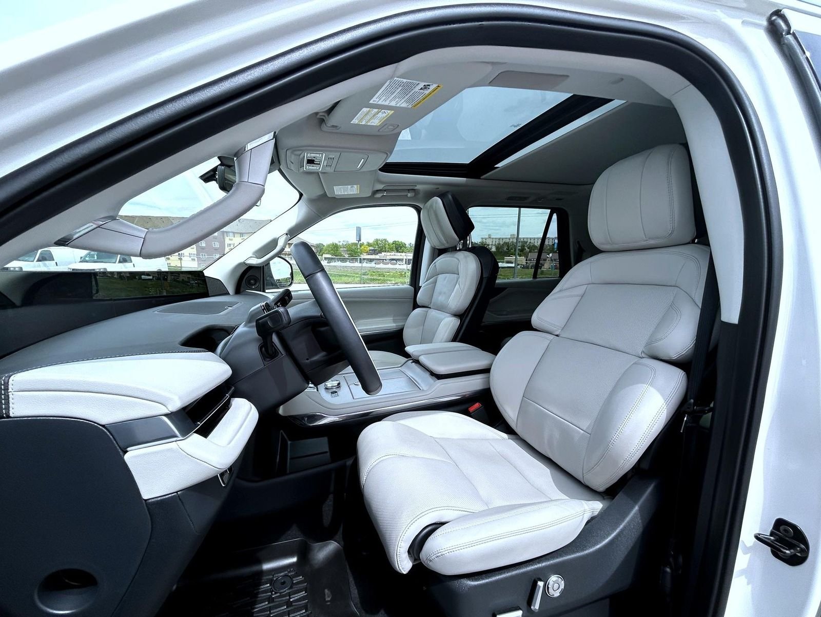 Used 2025 White Lincoln Reserve image 10
