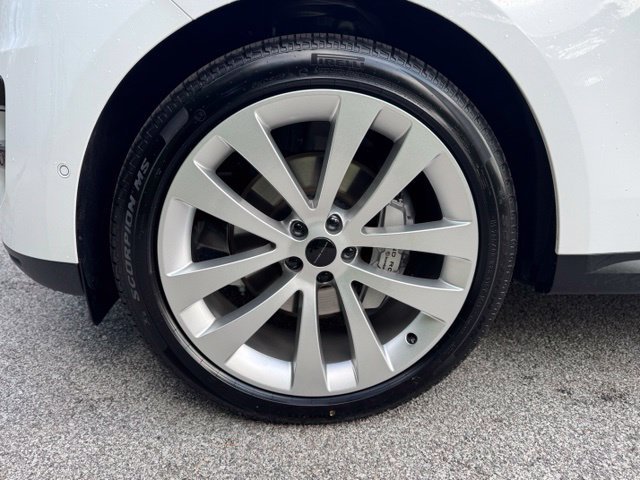 New 2027 Fuji White Land Rover SE image 2