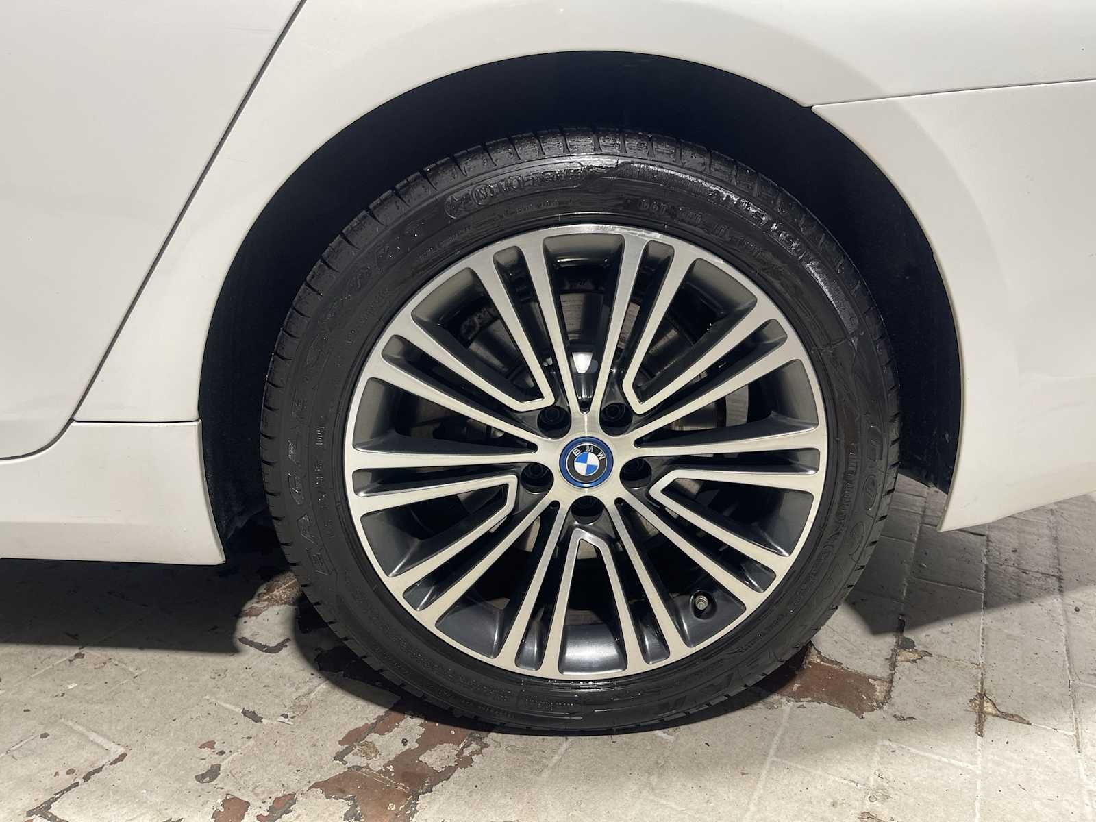 Used 2018 White BMW 530e xDrive iPerformance image 8