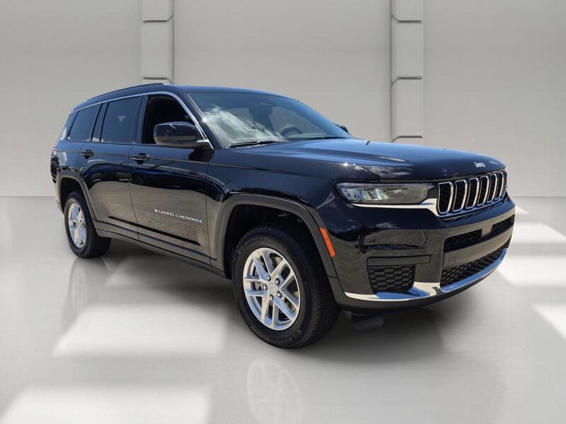 New 2026 Diamond Black Crystal Pearl-Coat Exterior Paint Jeep LAREDO 4X2 image 7