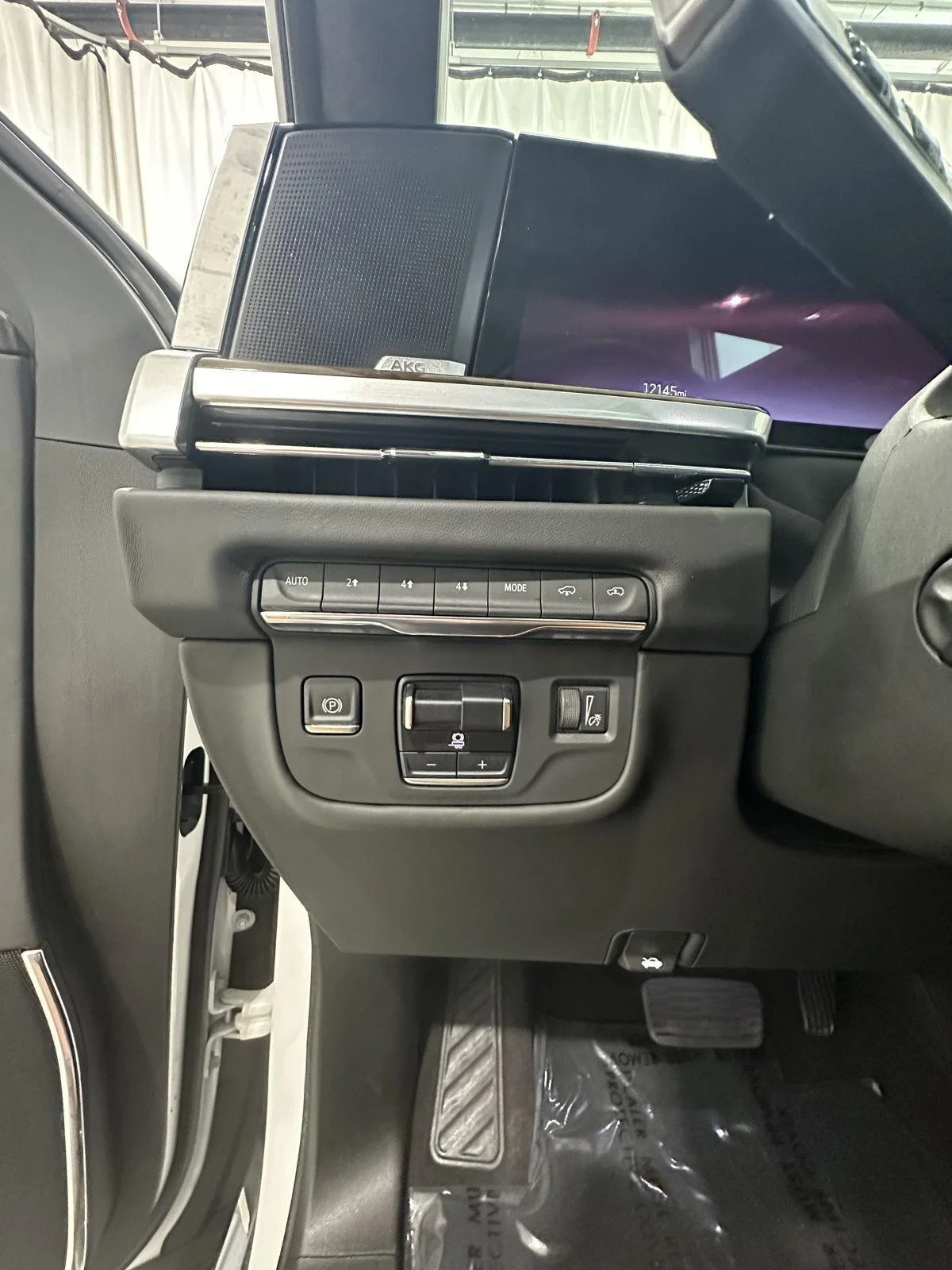 Used 2025 Crystal White Tricoat Cadillac Sport Platinum image 12