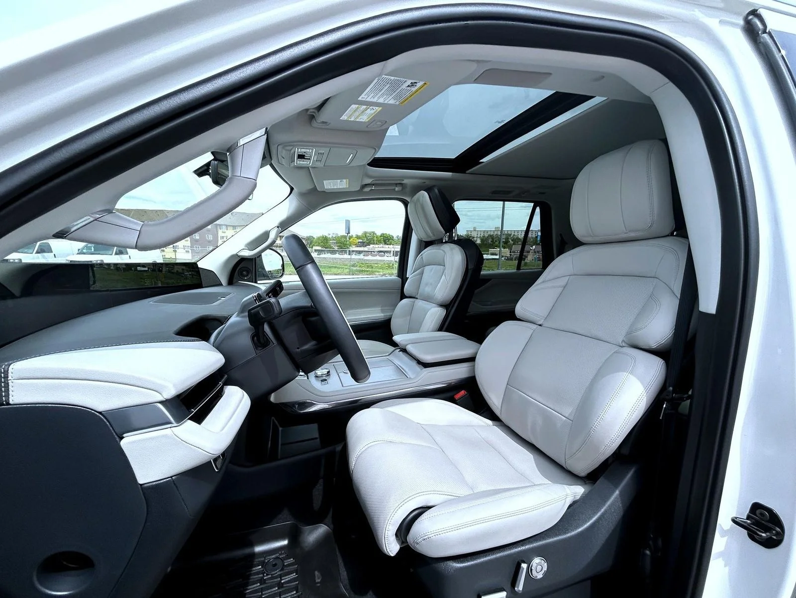 Used 2025 White Lincoln Reserve image 10