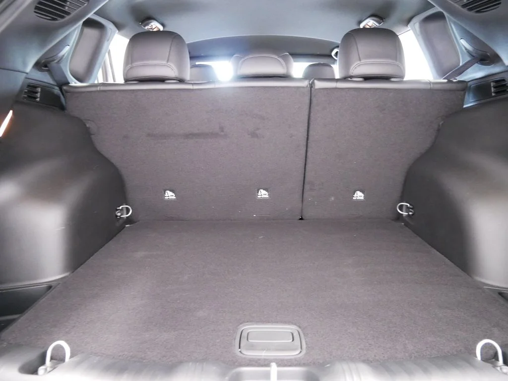 New 2026 Silver Zynith Metallic Clearcoat Jeep Latitude image 15
