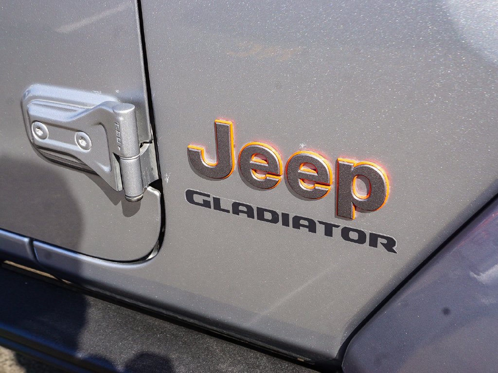 Used 2021 Silver Jeep Mojave image 11