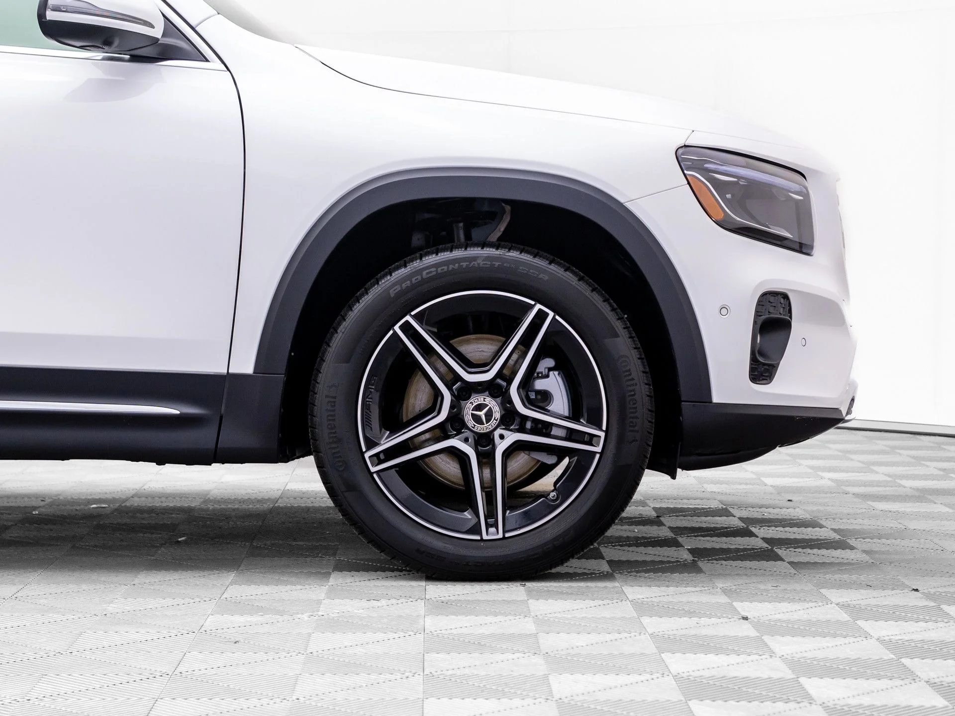 New 2026 White Mercedes-Benz GLB 250 image 31