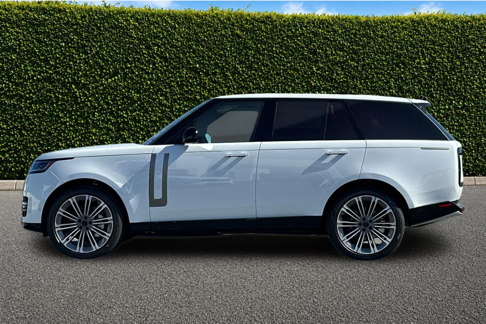 New 2026 Fuji White Land Rover SE image 3