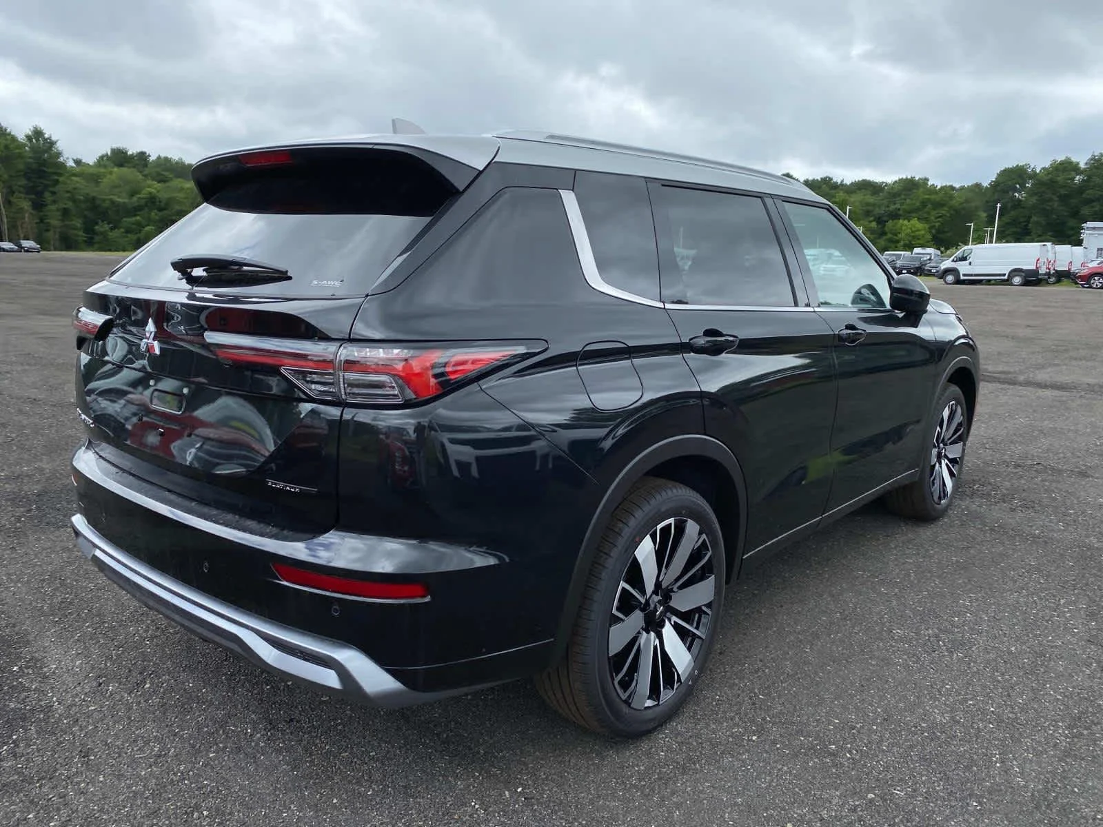 New 2025 Black Diamond/Alloy Silver Roof Mitsubishi Platinum Edition image 3