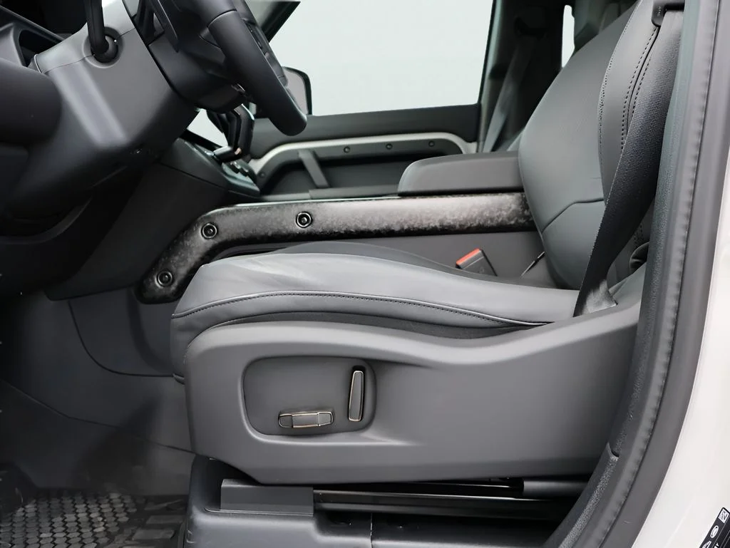 2026 Land Rover Defender OCTA - Photo 43