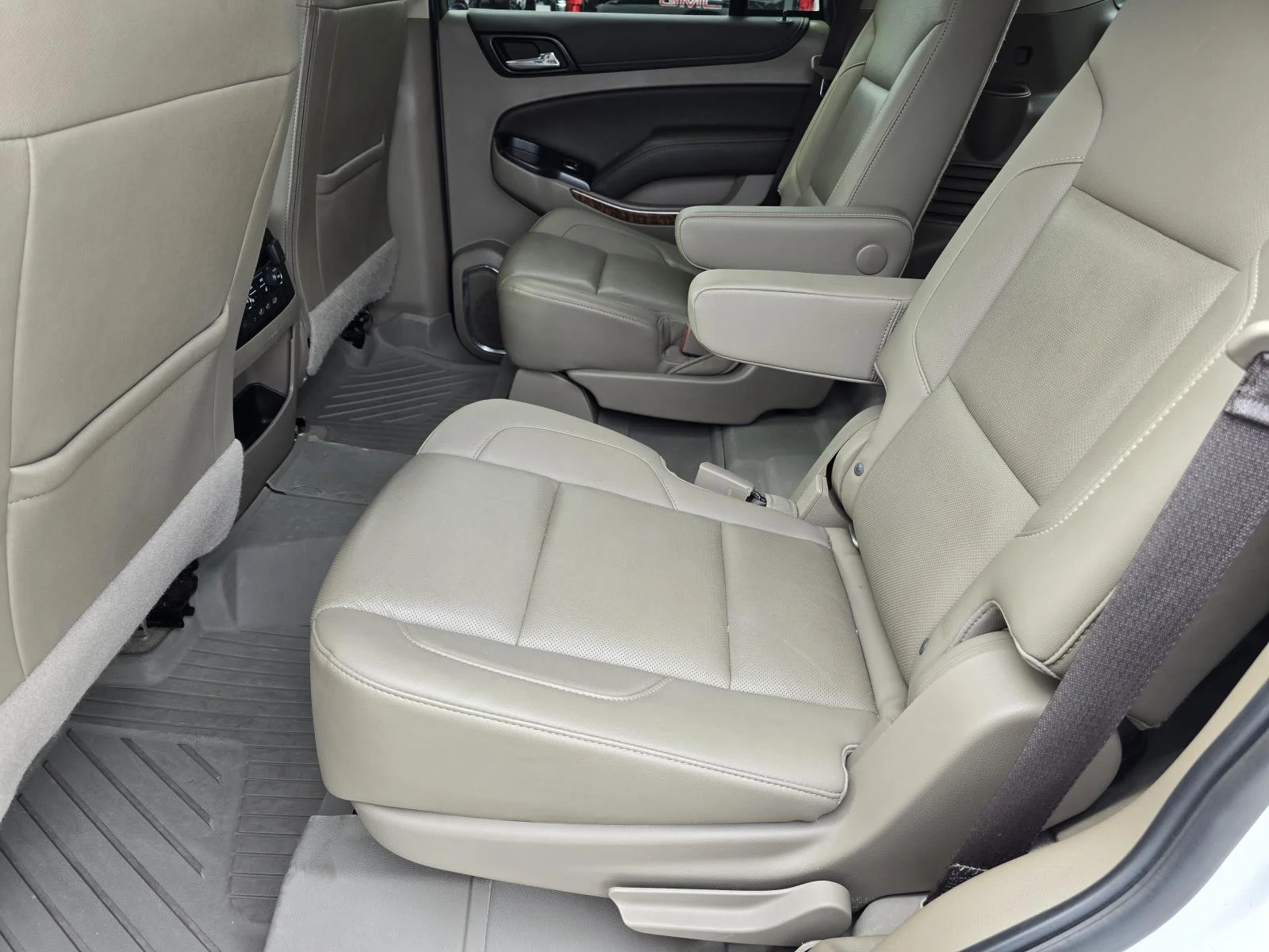 Used 2019 Iridescent Pearl Tricoat Chevrolet Premier image 10