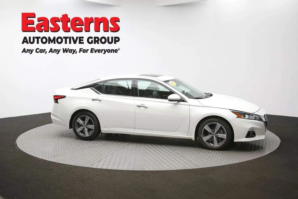 Used 2022 White Nissan 2.5 SL image 45