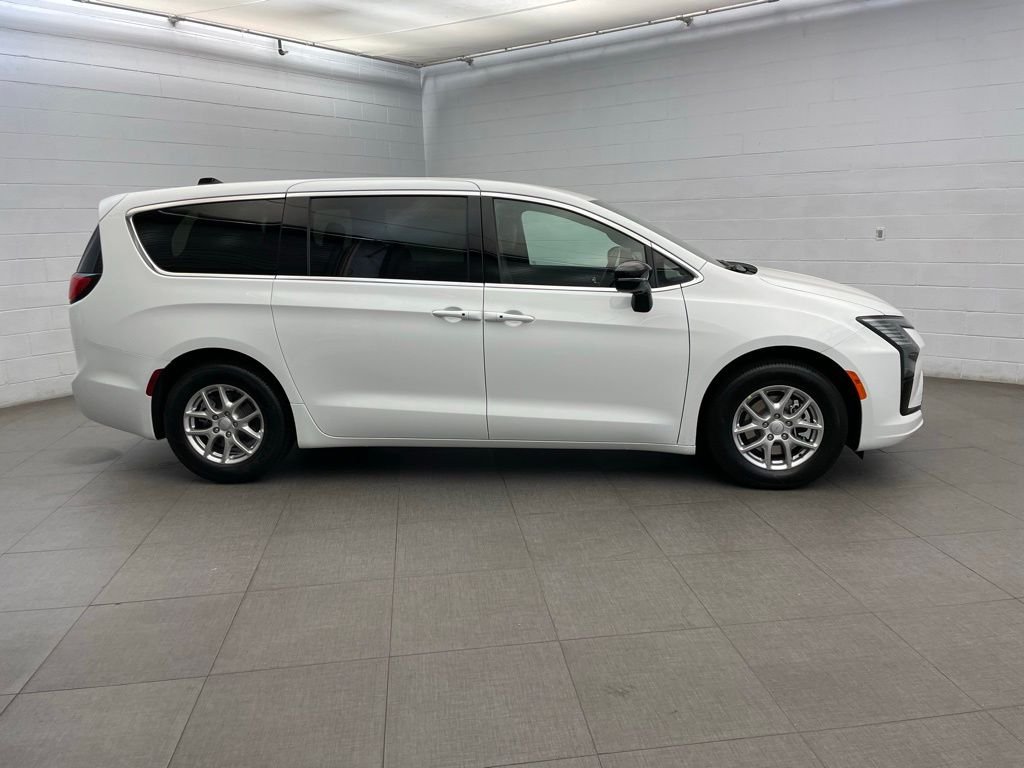 New 2027 Bright White Clear-Coat Exterior Paint Chrysler Select image 2