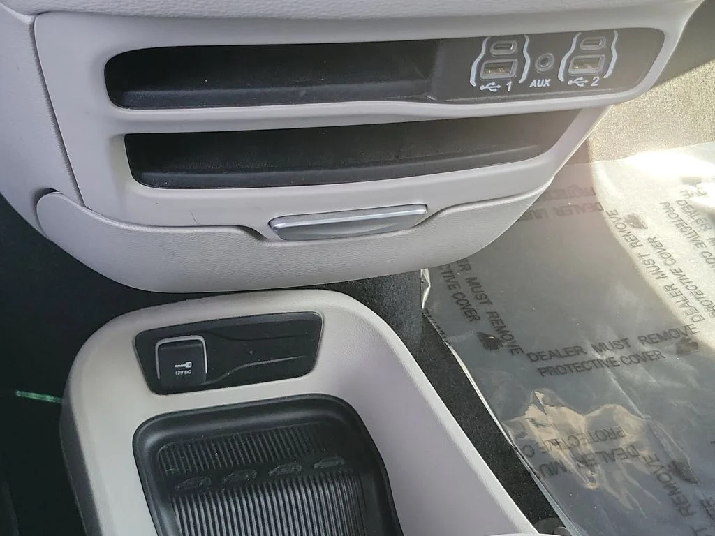 Used 2024 White Chrysler Select image 13