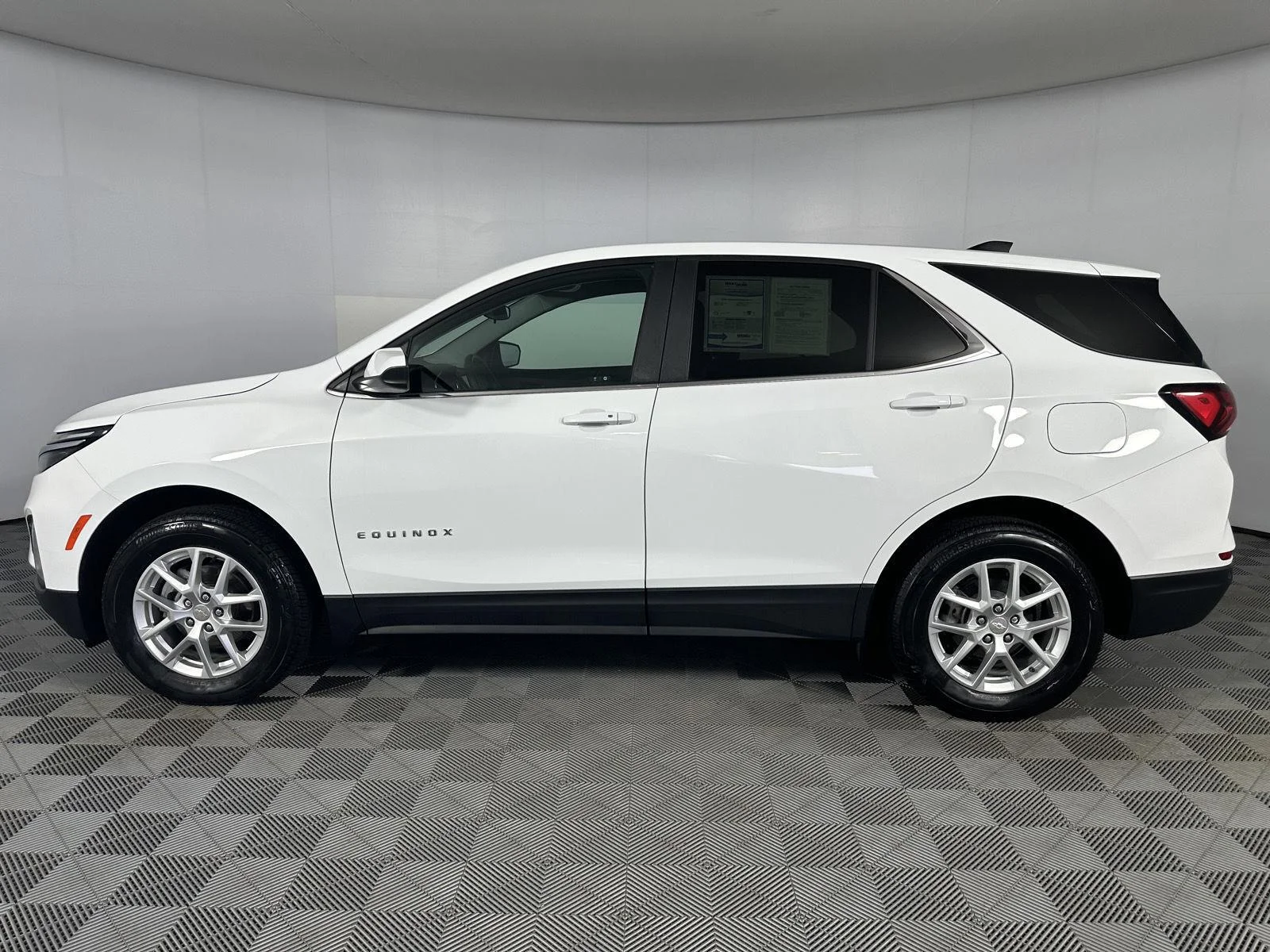 Used 2024 Summit White Chevrolet LT image 15