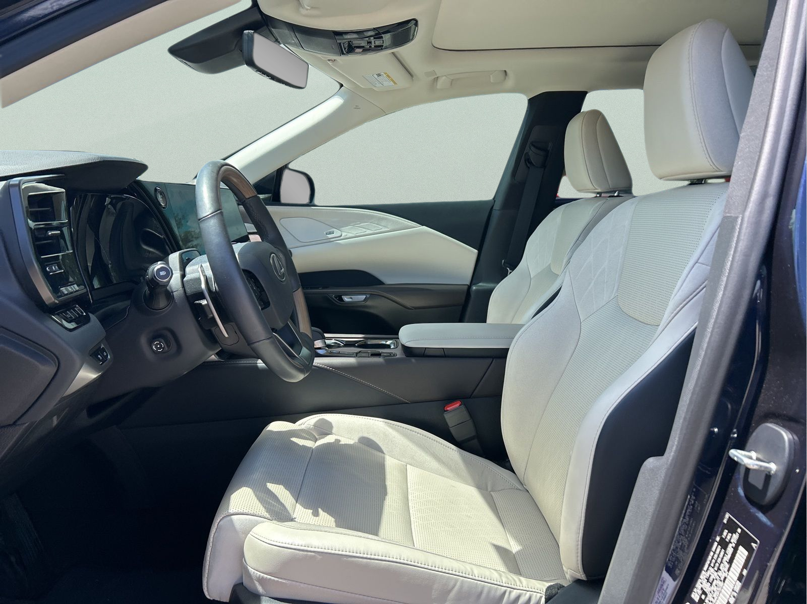 Used 2023  Lexus 350h Luxury image 9
