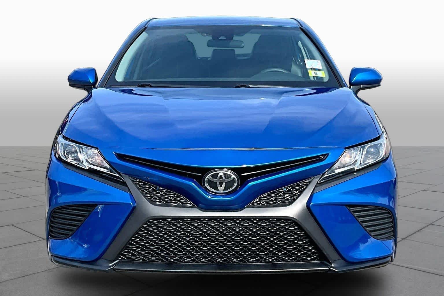 Used 2020 Blue Streak Metallic Toyota SE image 4