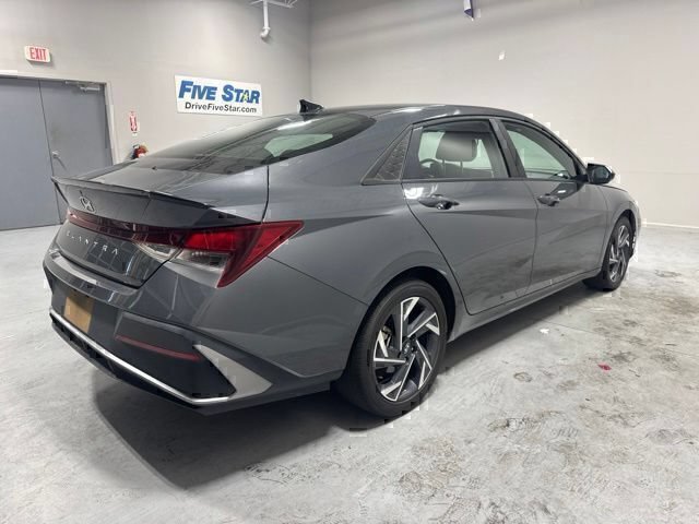 Used 2025 Gray Hyundai SEL Sport image 5