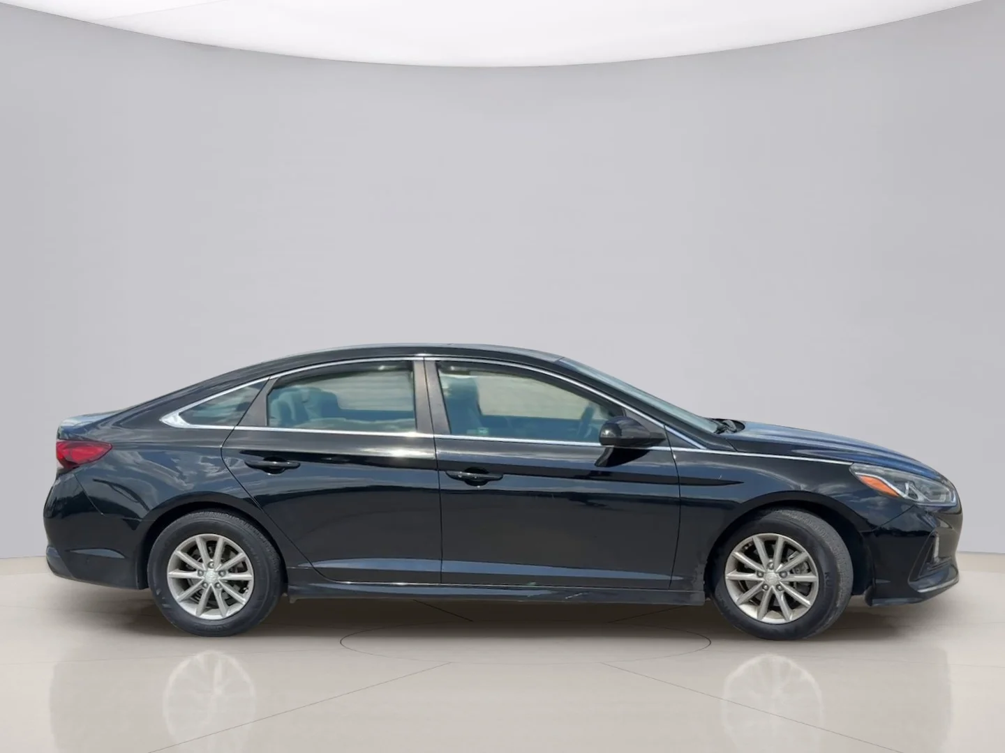 Used 2018 Black Hyundai SE image 6