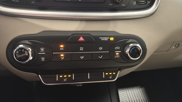 Used 2016 Snow White Pearl Kia LX image 17