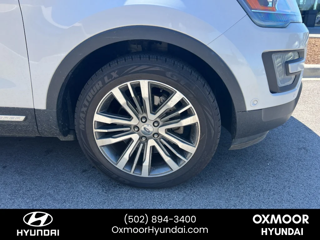 Used 2017 White Platinum Metallic Tri-Coat Ford Platinum image 3