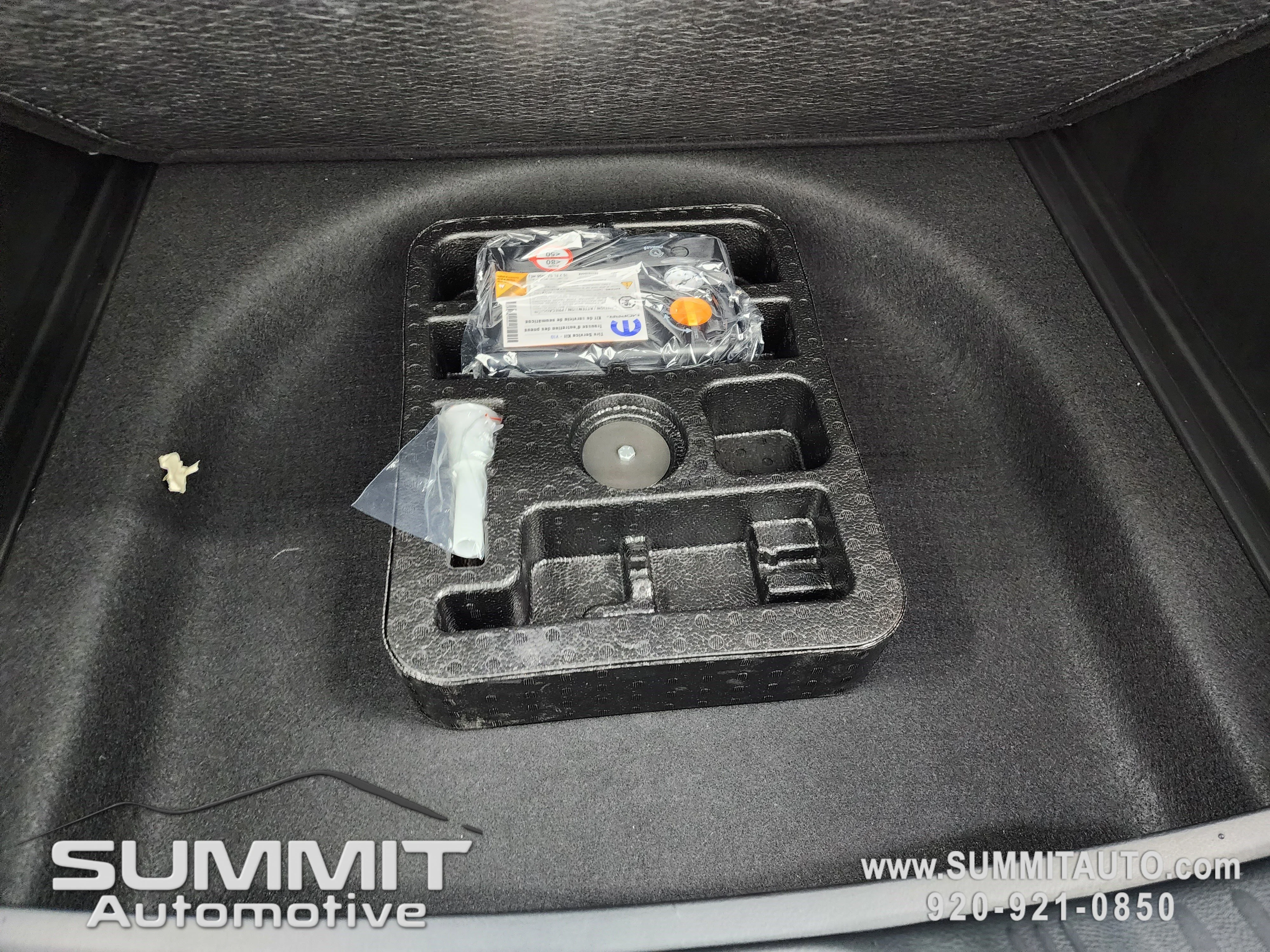 New 2026 Diamond Black Crystal Pearl-Coat Exterior Paint Jeep Latitude image 28