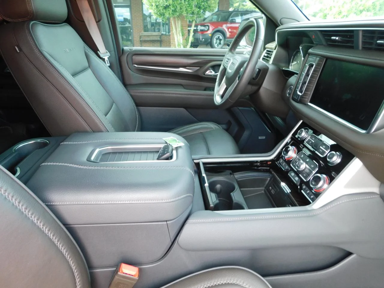 Used 2021 White GMC 4WD 4dr Denali image 22
